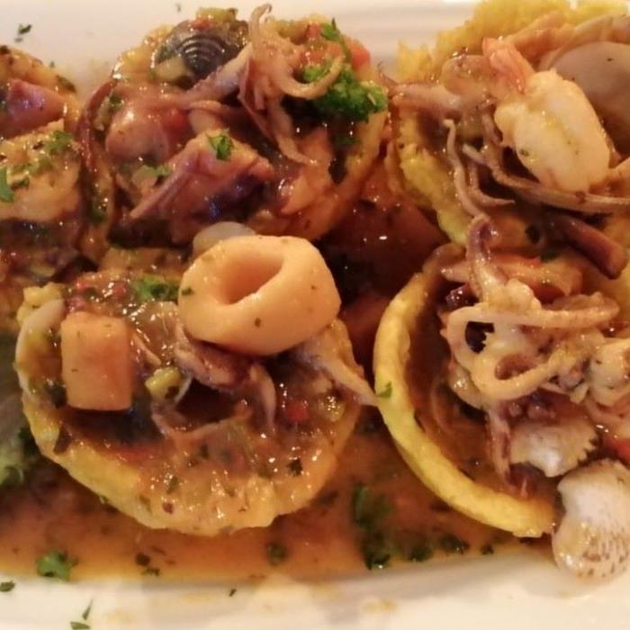 Patacones rellenos de mariscos